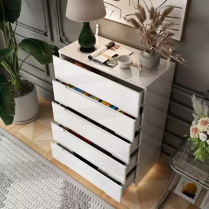 Commode 5 tiroirs laquée brillante avec éclairage sous le meuble, poignée dissimulée