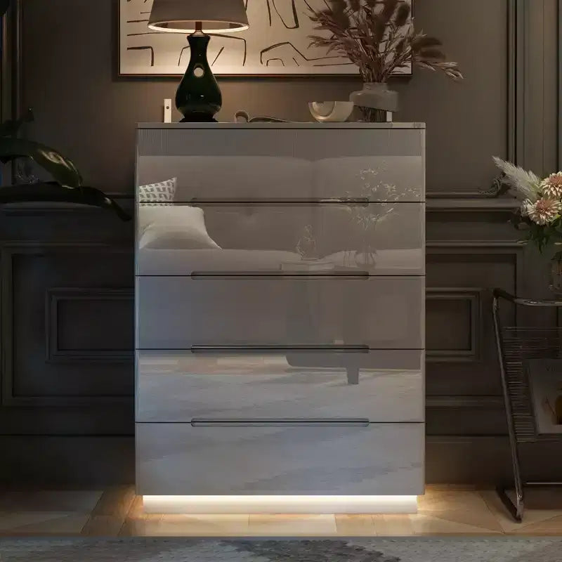 Commode 5 tiroirs laquée brillante avec éclairage sous le meuble, poignée dissimulée