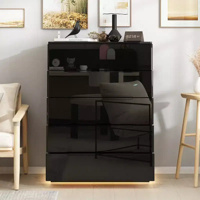 Commode 5 tiroirs laquée brillante avec éclairage sous le meuble, poignée dissimulée