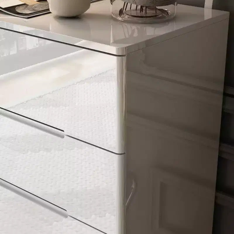 Commode 5 tiroirs laquée brillante avec éclairage sous le meuble, poignée dissimulée