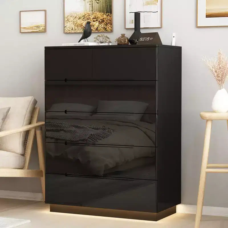 Commode 5 tiroirs laquée brillante avec éclairage sous le meuble, poignée dissimulée