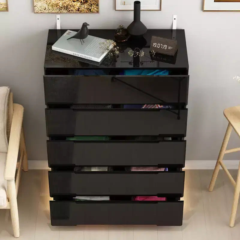 Commode 5 tiroirs laquée brillante avec éclairage sous le meuble, poignée dissimulée