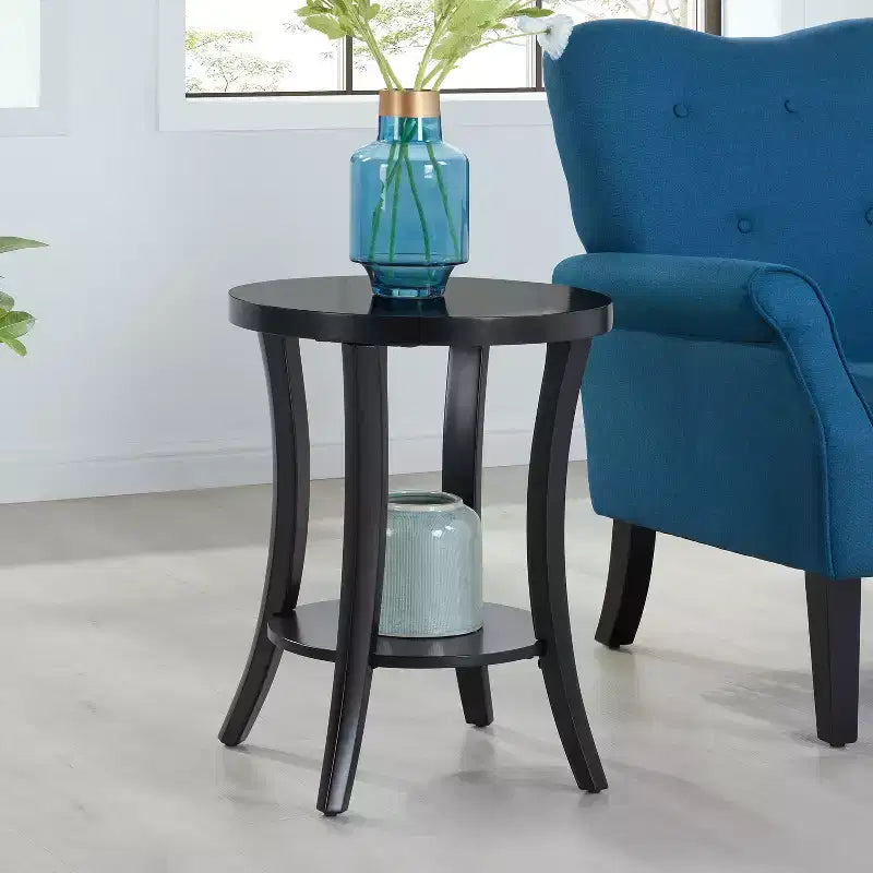 Table d'appoint ronde avec étagère à deux niveaux, pieds incurvés, finition placage