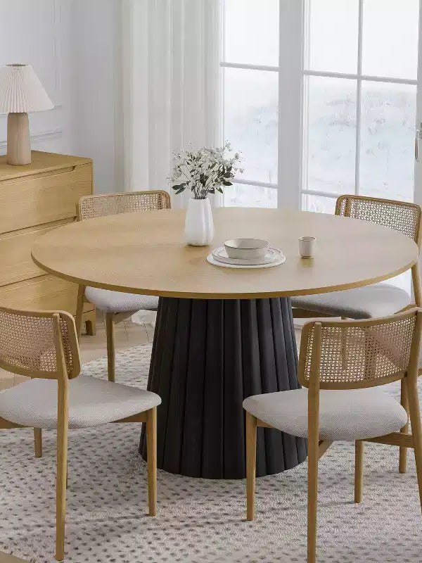Table à manger ronde en bois massif de 52" pour 4 à 6 personnes, piètement conique texturé, couleur naturelle