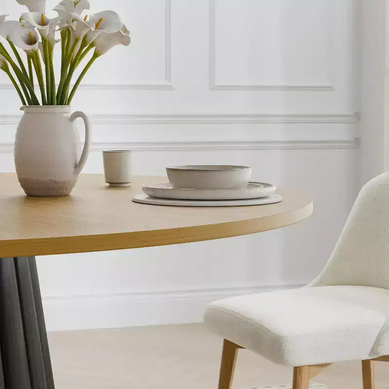 Table à manger ronde en bois massif de 52" pour 4 à 6 personnes, piètement conique texturé, couleur naturelle